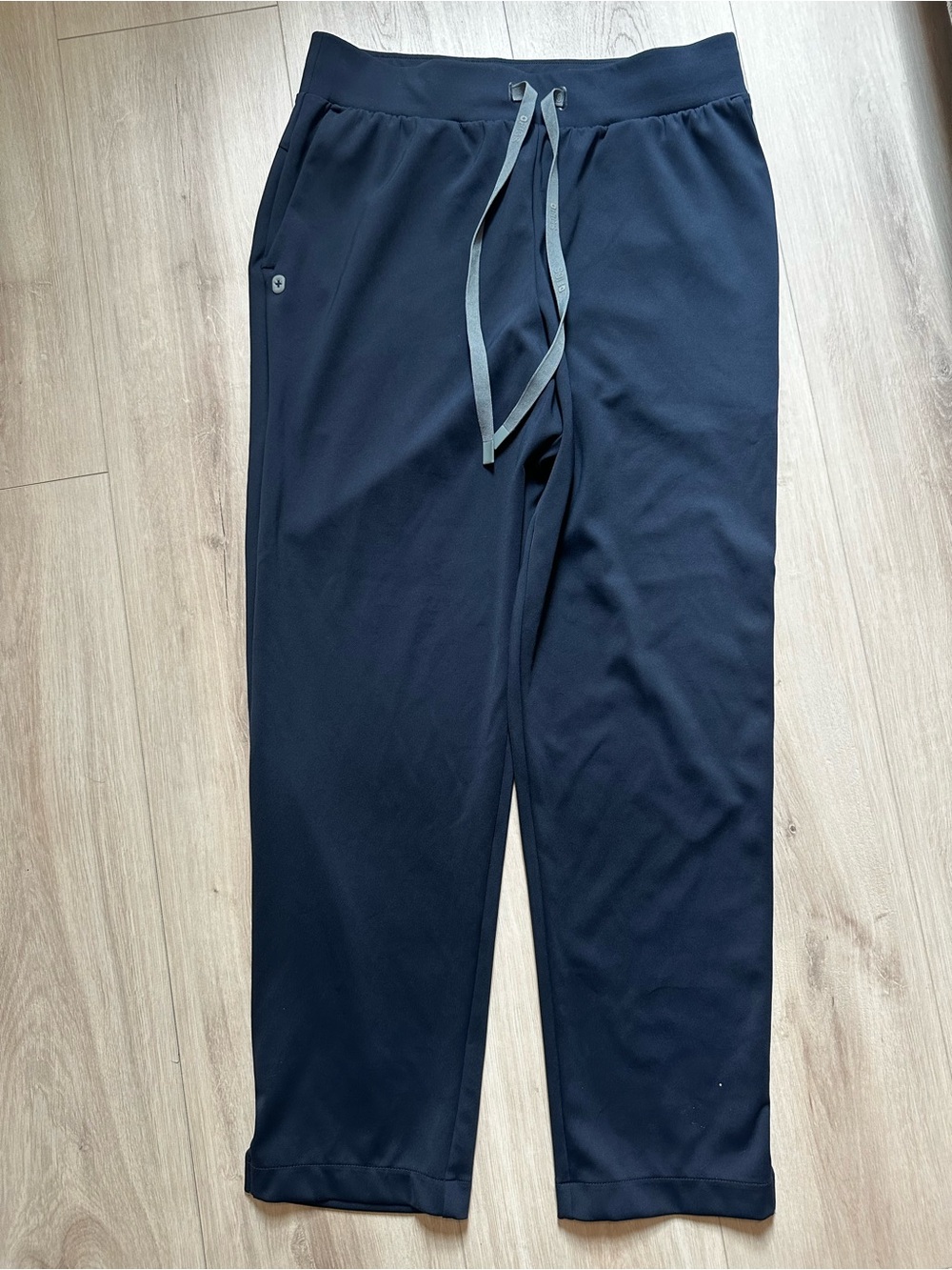 FIGS Tena Tapered Scrub Pants in Navy – Women’s Medium